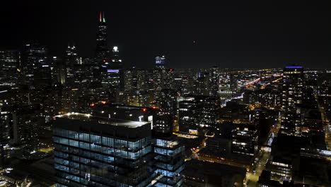 Vista-Aérea-Del-Paisaje-Urbano-Iluminado-Del-Mercado-Fulton,-En-Chicago