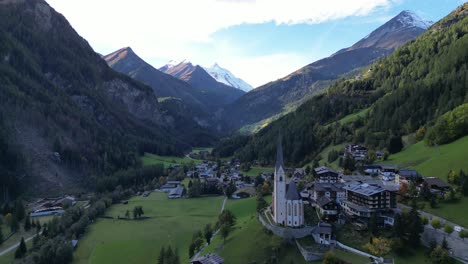 Pueblo-Y-Valle-De-Heiligenblut-En-El-Parque-Nacional-Hohe-Tauern,-Alpes-De-Austria---Antena