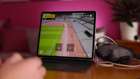 Eine-Person-Spielt-Ein-Flugsimulationsspiel-Auf-Einem-Laptop-Mit-VR-Headset-Und-Controller