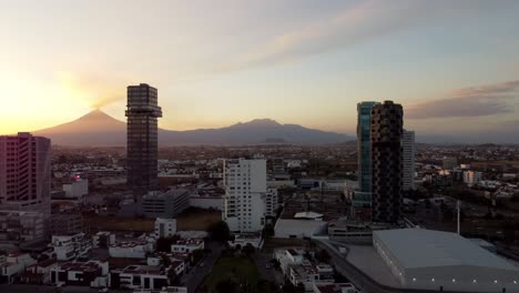 Modernos-Edificios-De-Arquitectura-De-Gran-Altura-En-El-Centro-De-Puebla-Al-Amanecer-Dorado