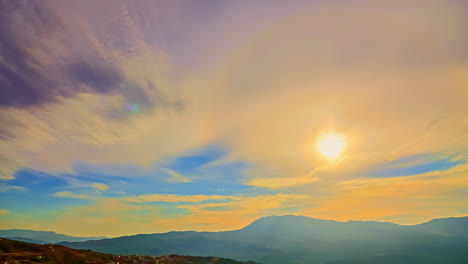 Lapso-De-Tiempo-Hermoso-Cielo-Maravilloso-Nubes-En-Movimiento-Al-Atardecer-Hora-Dorada-Del-Amanecer