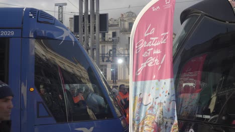 Banner-„Gratis-ÖPNV-Fest“-Auf-Dem-Comedy-Square-In-Montpellier