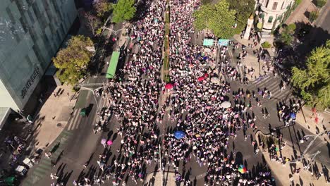 Observación-Aérea-De-La-Procesión-Del-Día-Internacional-De-La-Mujer-En-El-Paseo-De-La-Reforma,-Ciudad-De-México