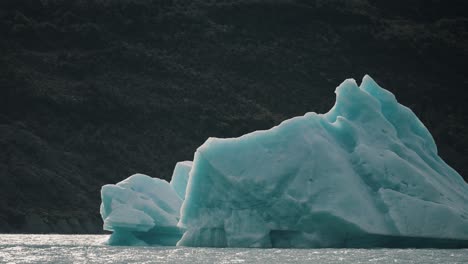 Iceberg-En-El-Lago-Argentino,-Patagonia,-Argentina---Plano-Amplio