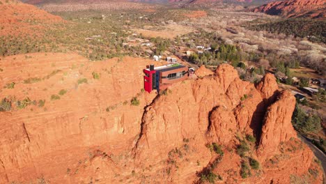 Sedona,-AZ,-USA,-Luftaufnahme-Eines-Modernen-Hauses-Auf-Einer-Klippe-Aus-Rotem-Sandstein,-Futuristisches-Haus-In-Wüstenlandschaft,-Aufschlussreiche-Drohnenaufnahme