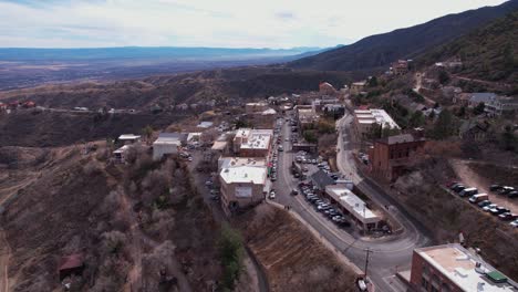 Jerome,-AZ,-USA,-Luftaufnahme-Von-Gebäuden-Und-Straßen-Am-Hang-Einer-Alten-Bergbaustadt