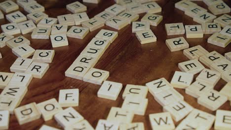 Buchstabe-O-Zum-Wort-„Drogen“-Hinzugefügt,-Um-Scrabble-Kreuzworträtsel-„Do-Drugs“-Zu-Bilden