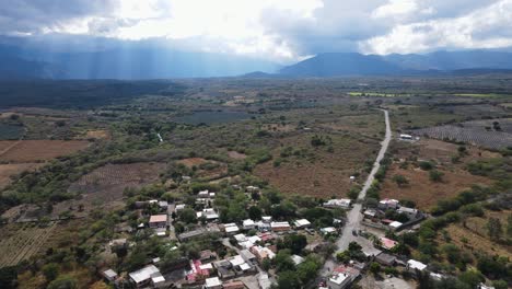 Pequeña-Comunidad-Rural-Y-Tierras-De-Cultivo