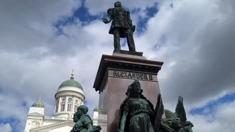 Kathedrale-Von-Helsinki-Und-Alexander-II.-Statue-An-Einem-Sonnigen-Tag,-Finnland,-Freizügige-Aussicht