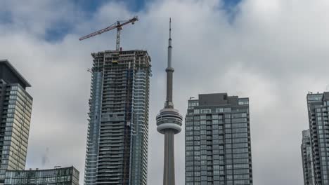 Bewegung-Von-Kränen-Und-Wolken-Am-CN-Tower,-Toronto,-Zeitraffer