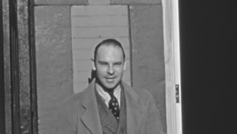 Mann-Im-Anzug-Setzt-In-Den-1930er-Jahren-Auf-Einer-Straße-In-New-York-City-Einen-Hut-Auf
