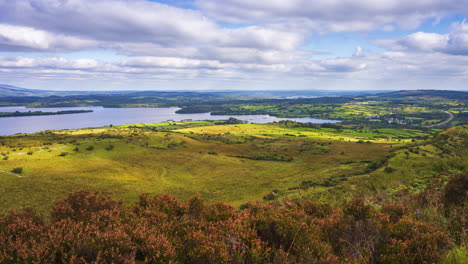 Timelapse-De-Tierras-De-Cultivo-De-Naturaleza-Rural-Con-Colinas-Y-Lago-En-La-Distancia-Durante-El-Día-Nublado-Soleado-Visto-Desde-Carrowkeel-En-El-Condado-De-Sligo-En-Irlanda