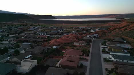 Condado-De-Washington,-Utah,-Estados-Unidos---Una-Vista-De-La-Ciudad-De-Los-Huracanes-A-última-Hora-De-La-Tarde---Drones-Volando-Hacia-Adelante