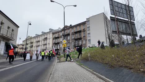 Gente-En-Huelga-Con-Banderas-Y-Chalecos-Amarillos-Caminan-Por-La-Calle