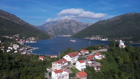 Luftaufnahme-Der-Bucht-Von-Kotor,-Des-Fährhafens-Kamenari-Und-Der-Küstendörfer,-Montenegro