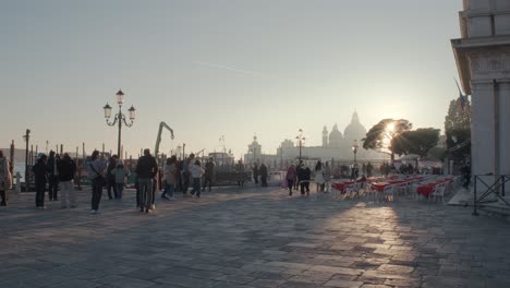 Dawn-Over-Venice:-Sunlight-and-Silhouettes-of-tourists