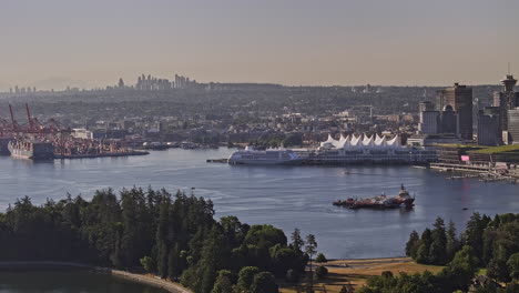 Vancouver,-BC,-Kanada,-Luftaufnahme-Eines-V78-Drohnenüberflugs-Mit-Zoom-über-Stanley-Park,-Schwenkansicht-Der-Eastside-Shipyard,-Burnaby-Und-Der-Hafengegend-Der-Innenstadt-–-Aufgenommen-Mit-Mavic-3-Pro-Cine-–-Juli-2023