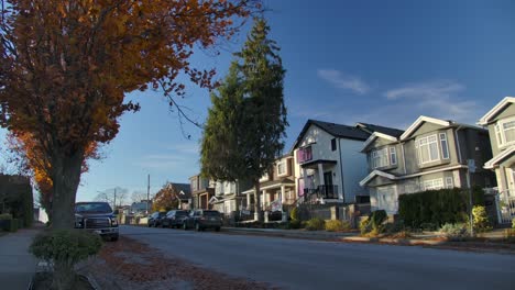 Ein-Blick-Auf-Zweistöckige-Wohnungen-In-Einem-Wohnviertel-In-Vancouver,-BC,-Kanada