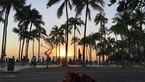 Puesta-De-Sol-De-Waikiki,-Gente,-Viajes,-Turismo;-Honolulu,-Oahu,-Hawái