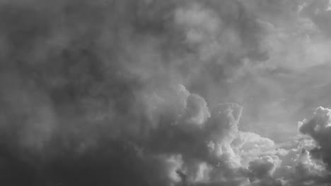 Schönes-Schweres-Gewitter-Im-Dunklen-Himmel