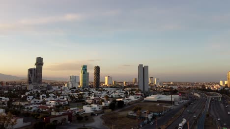 Vuelo-Aéreo-Acercándose-Que-Muestra-El-Centro-De-La-Ciudad-De-Puebla-Con-Edificios-De-Gran-Altura-En-La-Hora-Dorada