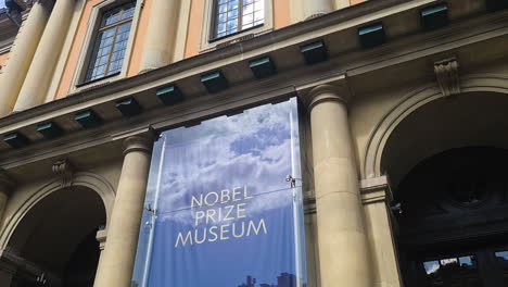 Außenansicht-Des-Nobelpreismuseums,-Altstadt-Von-Stockholm,-Schweden,-Nahaufnahme