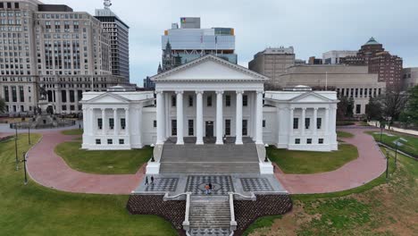 People-touring-Virginia-state-capitol-building-in-downtown-Richmond