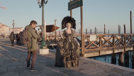 Momento-De-Carnaval:-Fotógrafo-Captura-Belleza-Enmascarada.-Venecia,-Italia