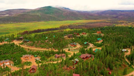Mountain-Houses-Surrounded-by-Pine-Tree-Forest-in-the-Rocky-Mountains-on-a-Cloudy-Summer-Day