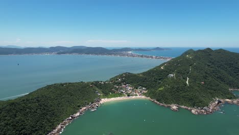 Drohne-Vom-Meeräschenstrand-In-Der-Stadt-Bombinhas-Santa-Catarina-Brasilien---Praia-Da-Tainha