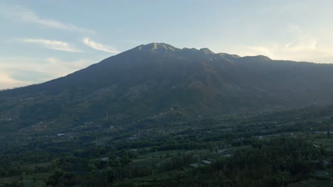 Vista-Aérea-De-La-Montaña-Merbabu-Con-Cielo-Azul-En-Un-Día-Soleado