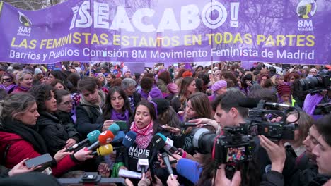 Die-Medien-Interviewen-Einen-Sprecher,-Während-Tausende-Von-Menschen-An-Einer-Demonstration-Am-Internationalen-Frauentag-Teilnehmen