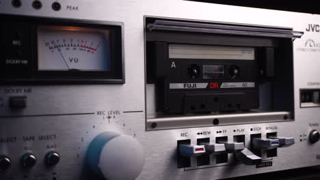 Audiokassette-Auf-Wiedergabe-In-Vintage-Deck-Player-Mit-VU-Meter-Aus-Den-1980er-Jahren