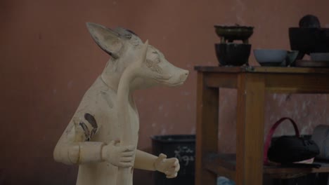 Skulptur-Eines-Alebrije-Aus-Holz-Geschnitzt,-Traditionelle-Mexikanische-Kunst,-Die-In-Einer-Werkstatt-Zum-Bemalen-Vorbereitet-Wird