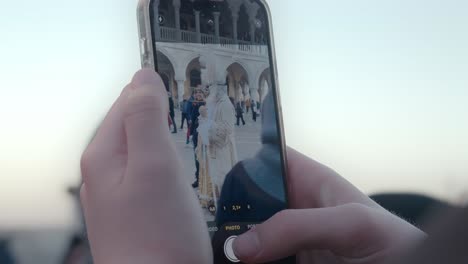 Capturando-La-Elegancia-Del-Carnaval-De-Venecia-En-Un-Teléfono-Inteligente