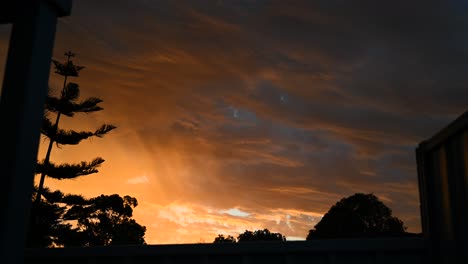 Timelapse-De-Hermosa-Puesta-De-Sol-Y-Nubes-Desde-Un-Patio-Trasero-En-Perth,-Australia-Occidental