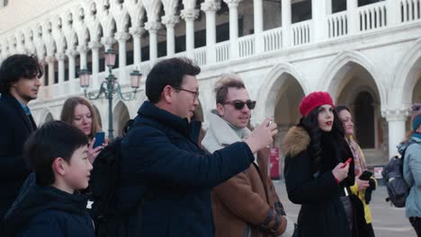 Turistas-Disfrutando-De-La-Arquitectura-Veneciana-Y-Tomando-Fotografías