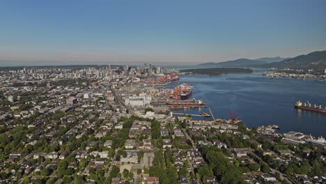 Vancouver,-BC,-Kanada,-Luftaufnahme-Einer-V93-Drohne-über-Einem-Wohnviertel-In-Hastings-–-Sonnenaufgang,-Erfassung-Der-Industriellen-Werften-Am-Wasser-Und-Der-Innenstadtansicht-–-Aufgenommen-Mit-Mavic-3-Pro-Cine-–-Juli-2023