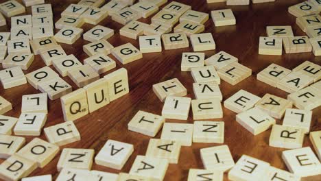 Scrabble-Steine-Werden-Verwendet,-Um-Wortkönigin-Im-Spiel-Auf-Der-Tischplatte-Zu-Bilden