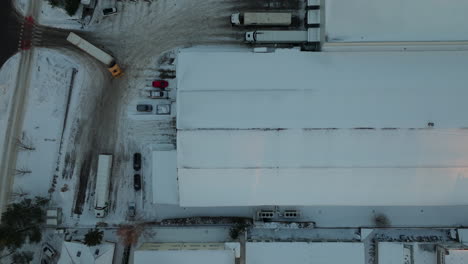 Flug-über-Der-Industriellen-Fabriklagerhalle-Im-Winter-In-Dabrowa,-Gdynia,-Polen