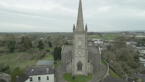 Iglesia-De-Clones-En-Monaghan,-Irlanda,-Con-Vistas-A-La-Ciudad,-Con-Cielos-Nublados,-Vista-Aérea