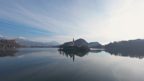 Statische-Aufnahme-Des-Bleder-Sees-Mit-Der-Kirche-Von-Bled-In-Slowenien