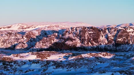 Montaña-Y-Bosque-Cubiertos-De-Nieve-En-Bessaker,-Noruega