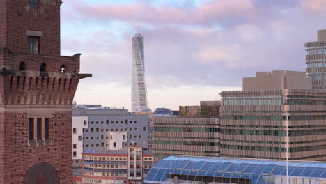 Revelación-Aérea-De-La-Universidad-De-Malmo-Y-Giro-Del-Torso-Más-Allá-Desde-Detrás-De-Tornhuset.