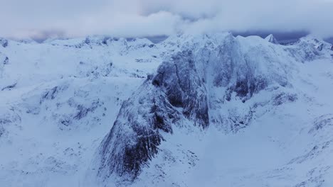 Vista-Aérea-Del-Hermoso-Paisaje-De-La-Montaña-Nevada-De-Noruega-Durante-El-Invierno