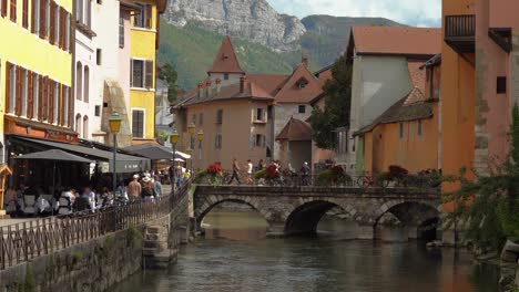 Ein-Symbolträchtiger-Fluss-Von-Annecy-Hat-Einige-Steinbrücken-Und-Bietet-Aussicht-Auf-Die-Berge