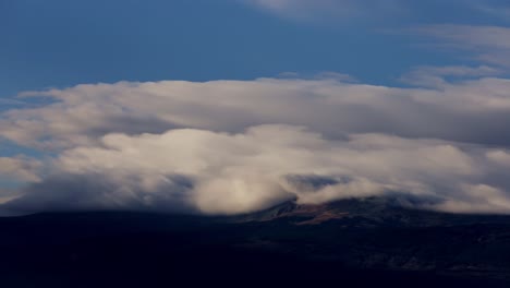 Berge-Zeitraffer-Von-Wolken,-Die-über-Den-Berggipfel-Ziehen