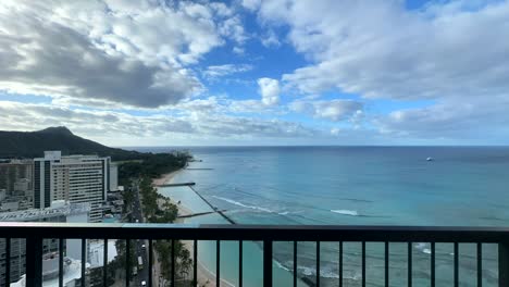 Vista-Del-Balcón-Del-Complejo-Hotelero-Frente-A-La-Playa-De-Waikiki-En-Timelapse