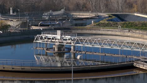 Estación-De-Purificación-De-Agua-Con-Tecnología-Avanzada-Que-Garantiza-Agua-Limpia,-Aérea.