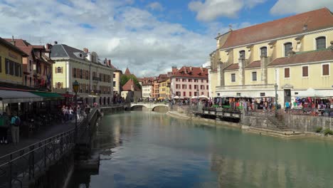 Annecy-is-located-in-the-Rhone-Alpes-region-on-the-bank-of-the-lake-that-bears-its-name,-in-the-northern-French-Alps